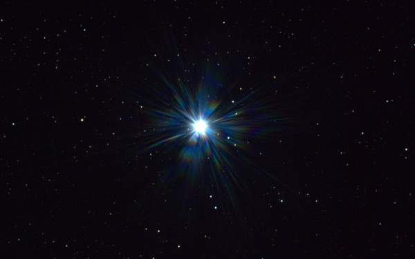 Сириус - ярчайшая звезда ночного неба