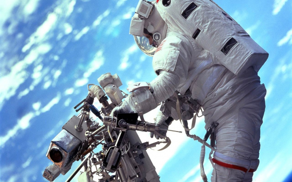 Космонавт работает в космосе