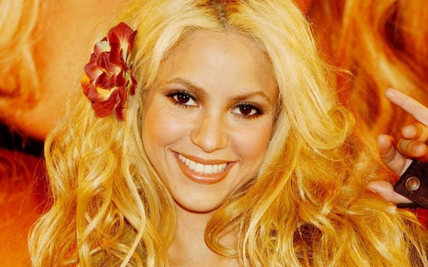 Шакира улыбается