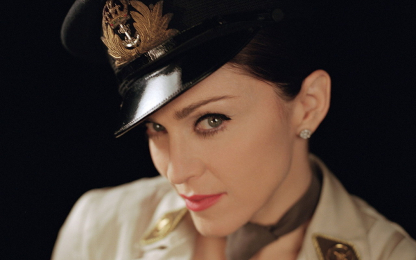 Мадонна в форме