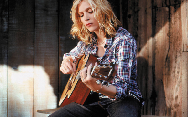 Мадонна ирает на гитаре