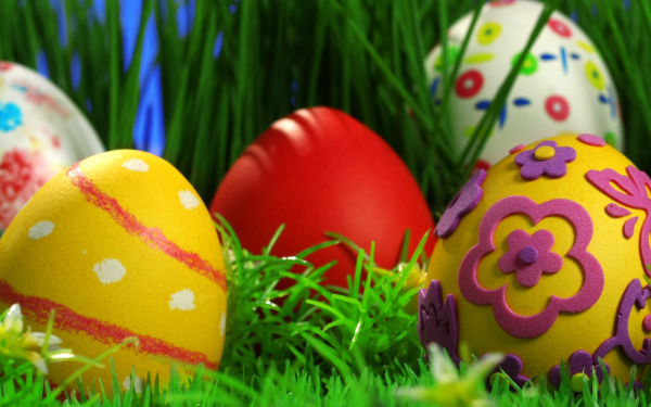 Пасхальные яйца в траве