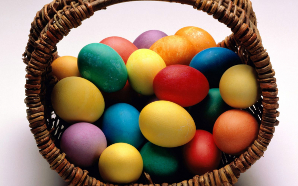 Корзина с пасхальными яйцами.