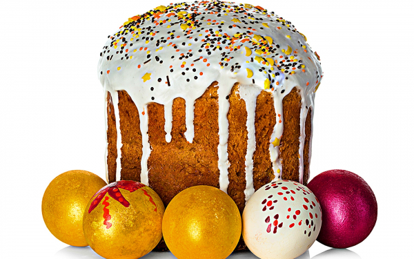 Праздничный пасхальный кулич и пасхальные яйца