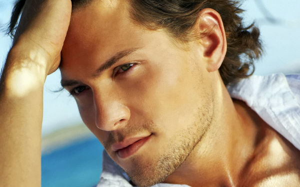 Задумчивый мужчина