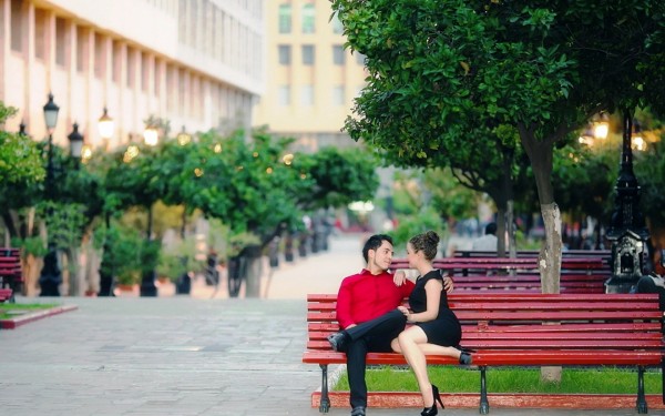 Мужчина и женщина в парке