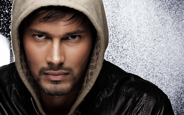 Мужчина в капюшоне