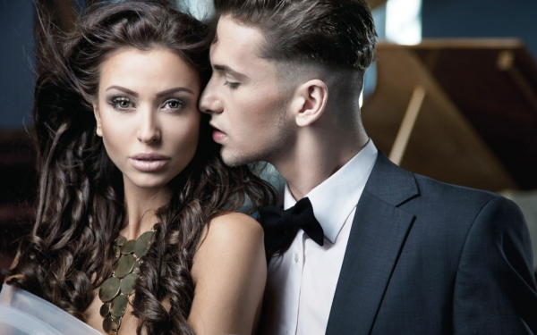 Мужчина с красивой девушкой