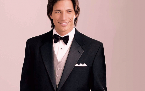 Мужчина в хорошем смокинге