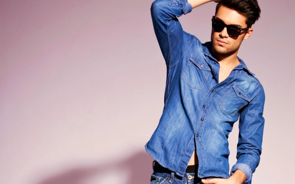 Мужчина в джинсе