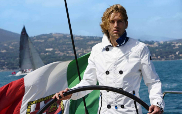 Мужчина на яхте