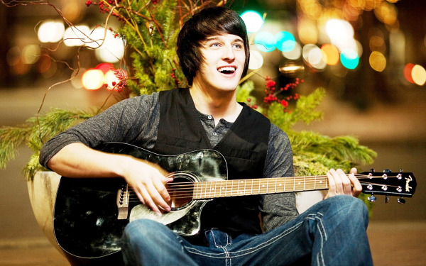 Мужчина с гитарой