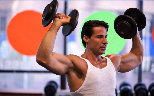 Мужчина с гантелями