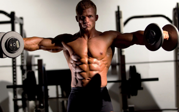 Мужчина в тренажерном зале