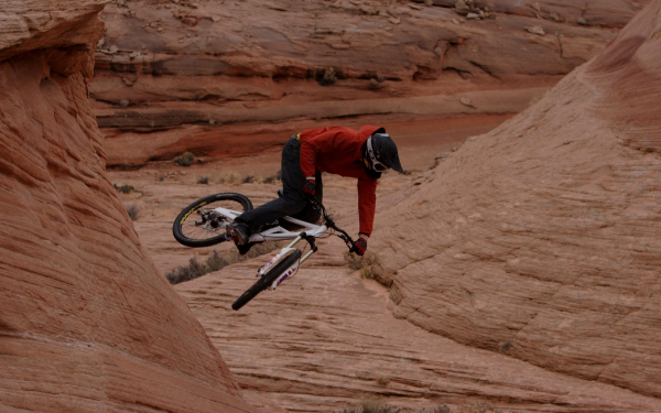 Мужчина на горном велосипеде