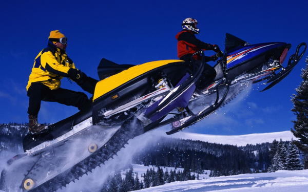 Мужчины на снегоходах