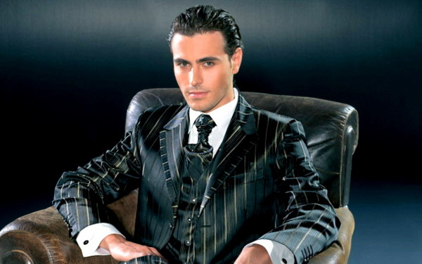 Мужчина в тройке