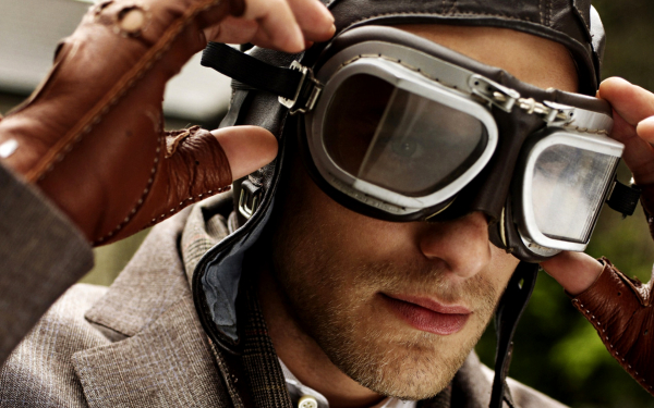 Мужчина авиатор