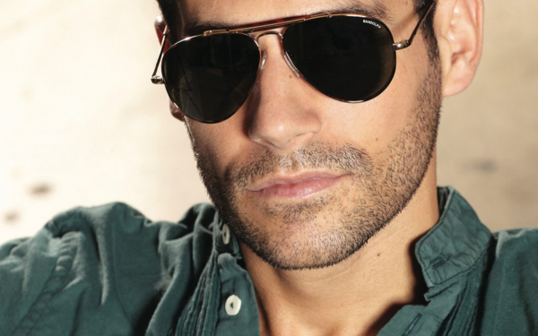 Мужчина в защитных очках