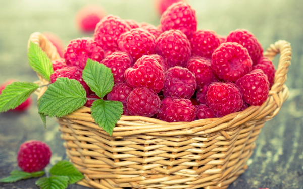 Малина в корзинке