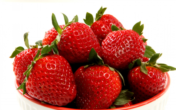 Сладкая клубника на тарелке