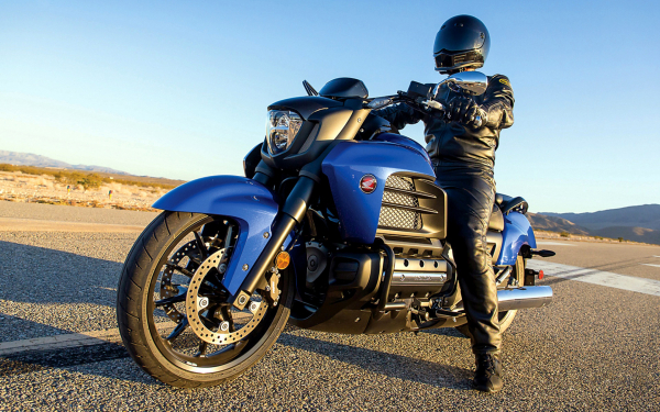 Байкер на мотоцикле Хонда Валькирия