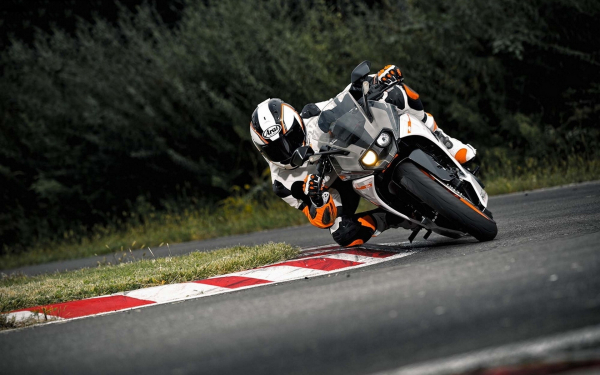 KTM RC 390 на вираже