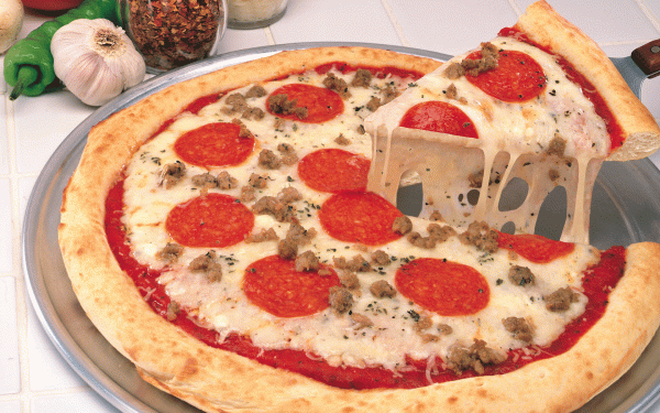 Пицца с колбасой