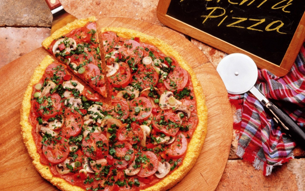 Пицца с грибами и помидорами