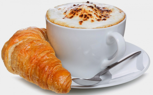 Круассан и чашка кофе