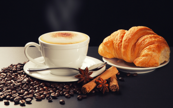 Кофе с круассаном
