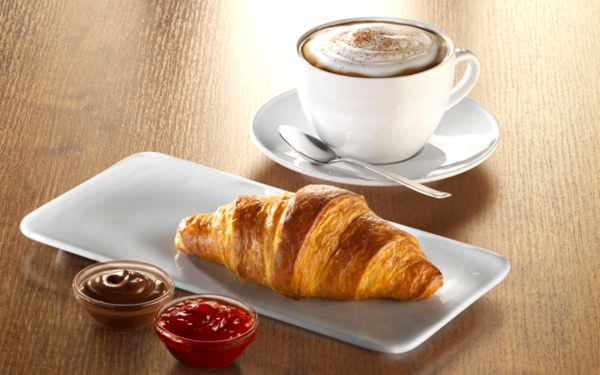 Легкий завтрак с чашкой капучино