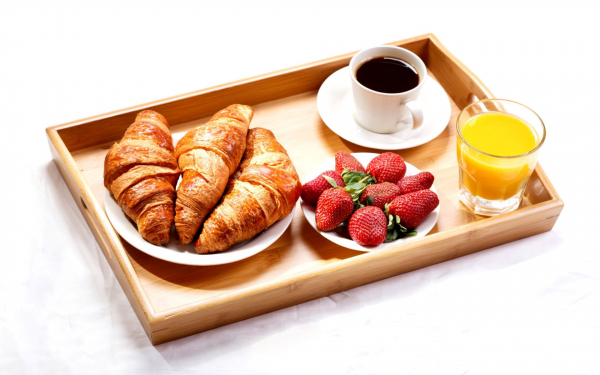 Французский завтрак с черным кофе