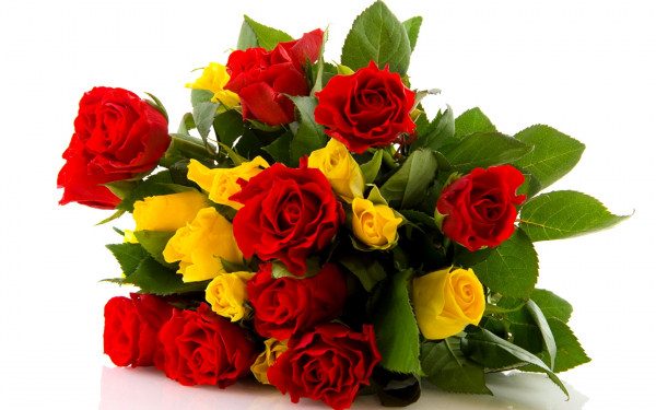 Желтые и красные розы в букете