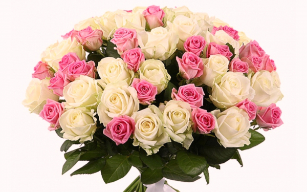 Букет из белых и розовых роз