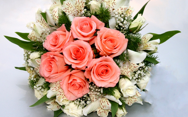 Букет из роз и альстромерий
