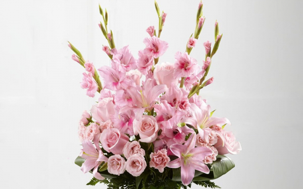 Букет из роз лилий и гладиолусов