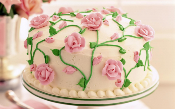 Торт бисквитный с розами