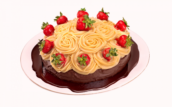 Шоколадный торт с клубникой