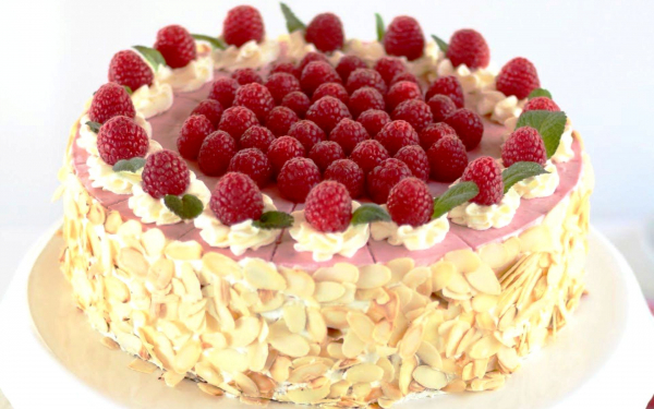 Торт с орехами и малиной