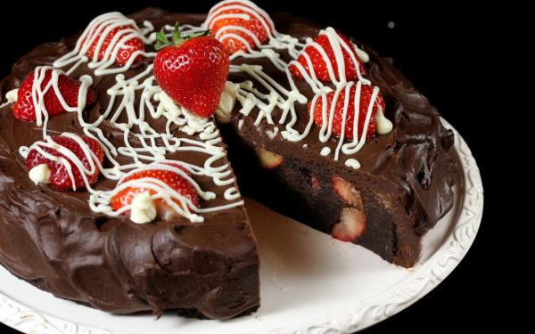 Шоколадный торт с клубникой