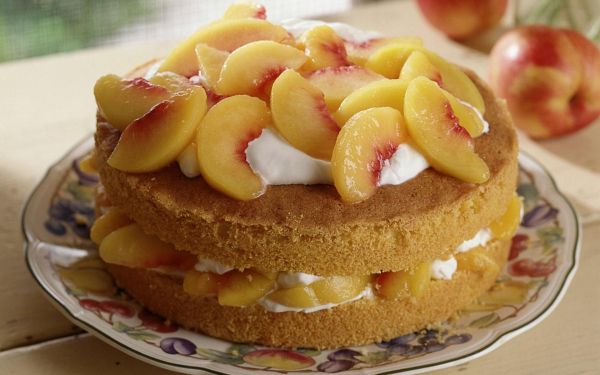 Бисквитный торт с персиками