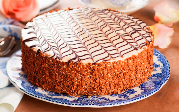 Торт на тарелке