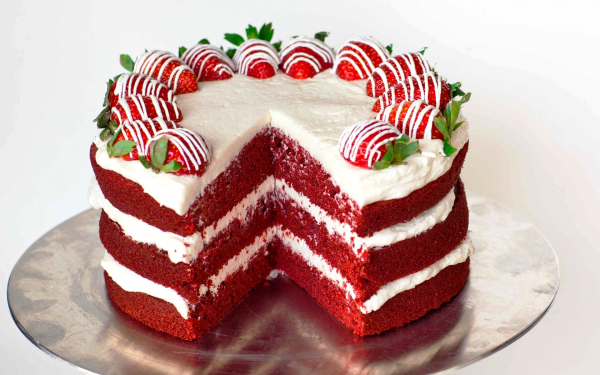 Слоеный торт с клубникой