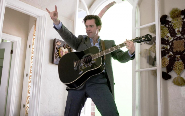 Джим Керри играет на гитаре