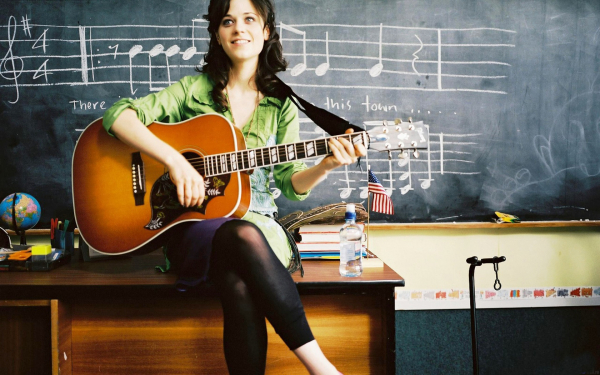 Зоуи Дешанель c гитарой