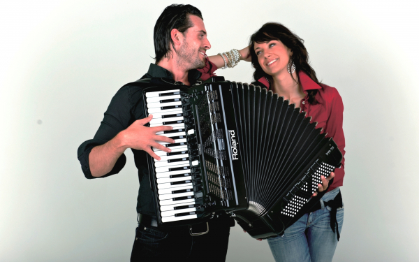 Парень с девушкой и аккордеон