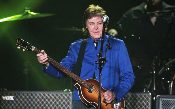 Пол Маккартни с гитарой