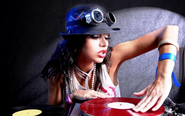 Девушка диджей