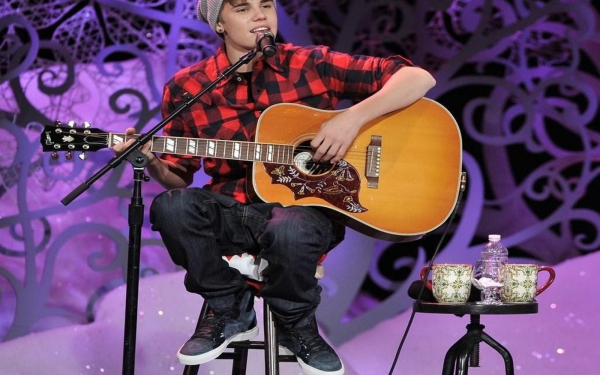 Джастин Бибер с гитарой